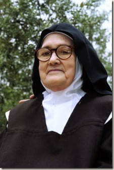 Luc�a de F�tima, con su h�bito de Carmelita